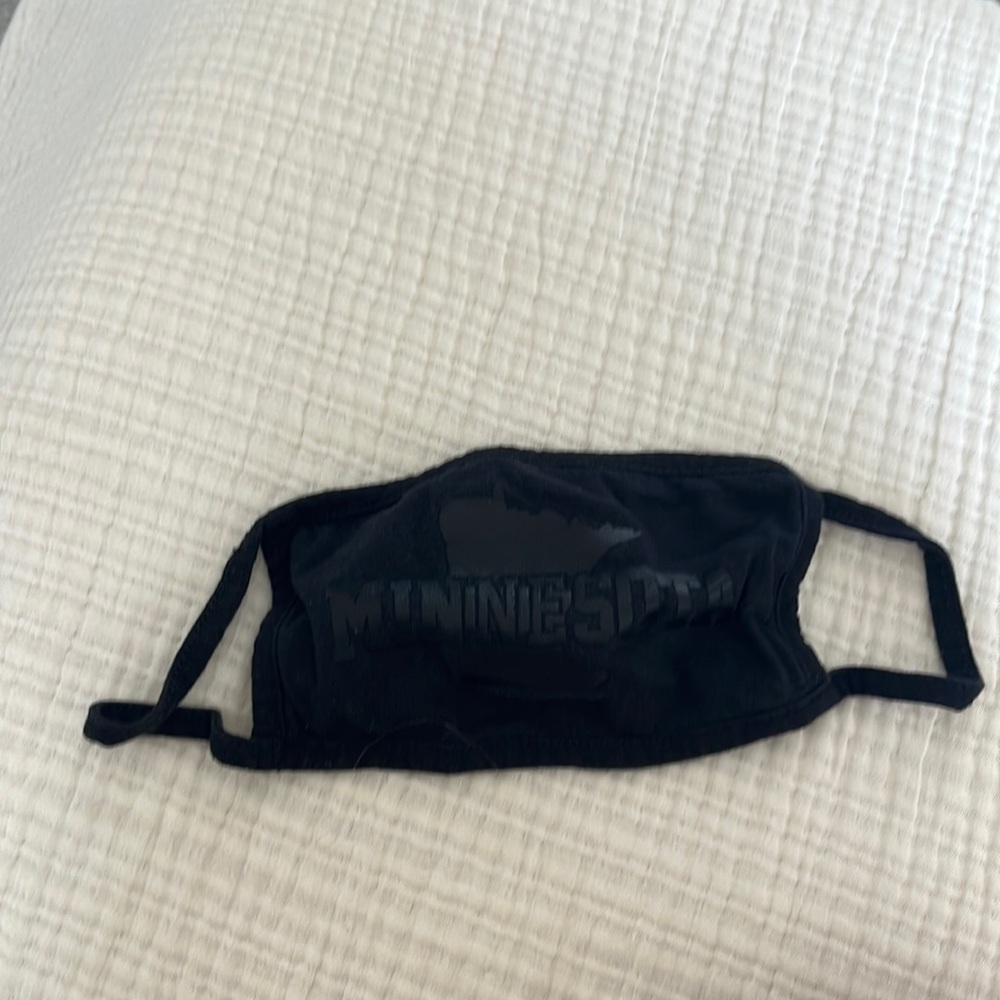 Cotton mask with Minnesota detail!